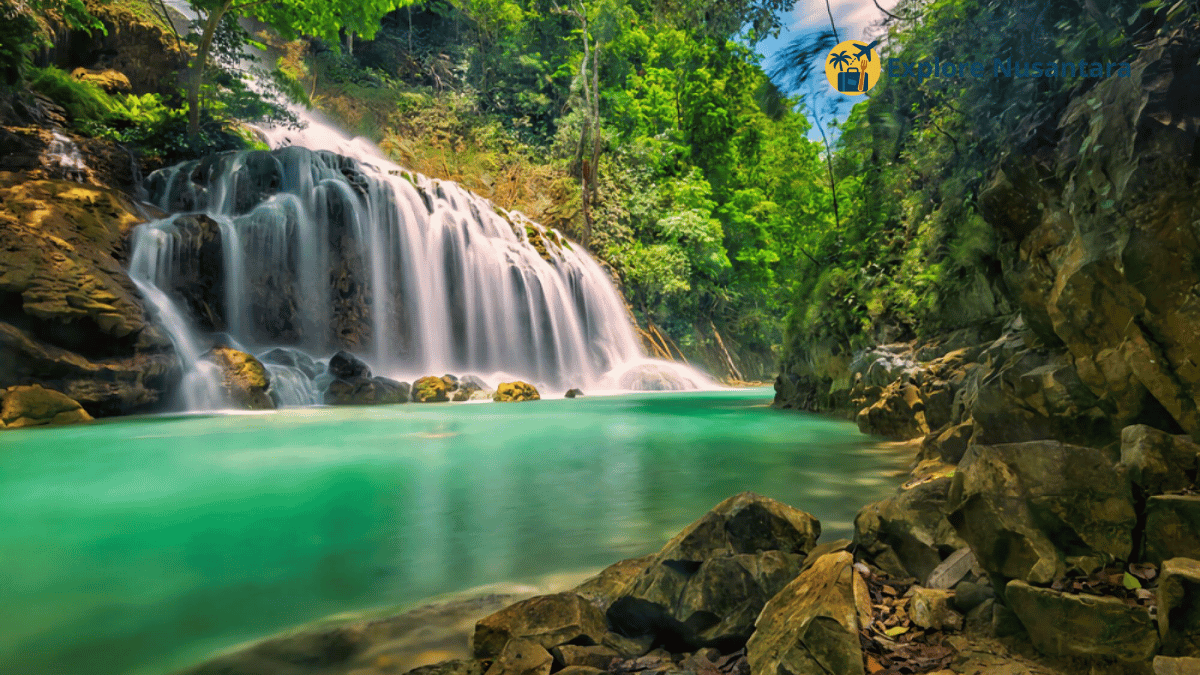 Hidden gem wisata alam Indonesia di sumba - Air Terjun Lapopu di Sumba Barat dikelilingi tebing hijau dan air bertingkat