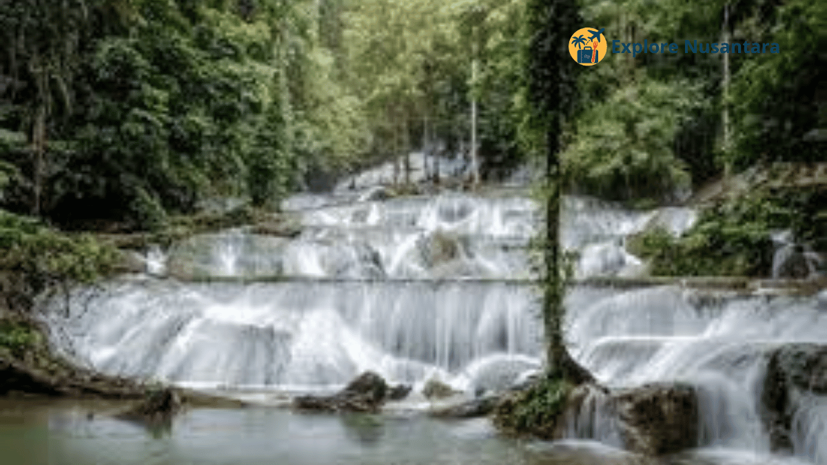 Air Terjun Moramo bertingkat dengan kolam alami di Sulawesi Tenggara
