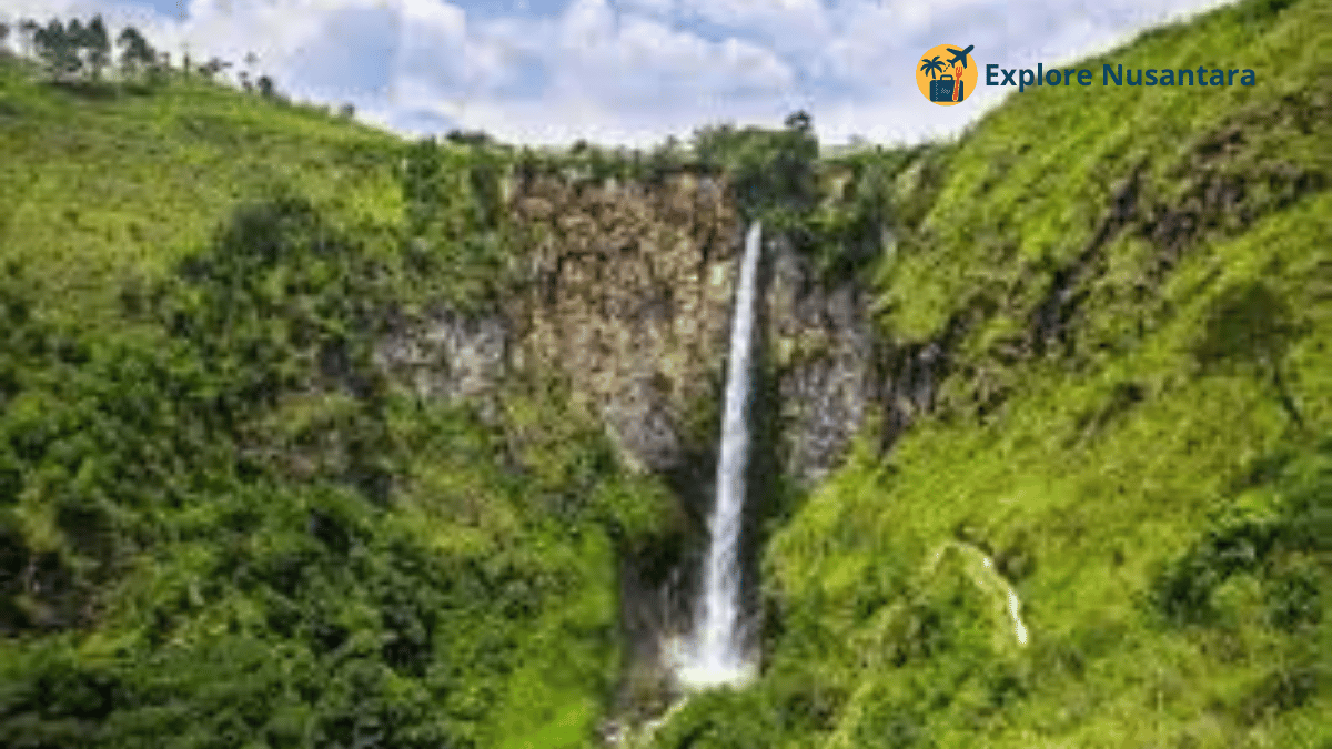 Air Terjun Sipiso-piso yang mengalir deras dengan latar belakang Danau Toba dari ketinggian