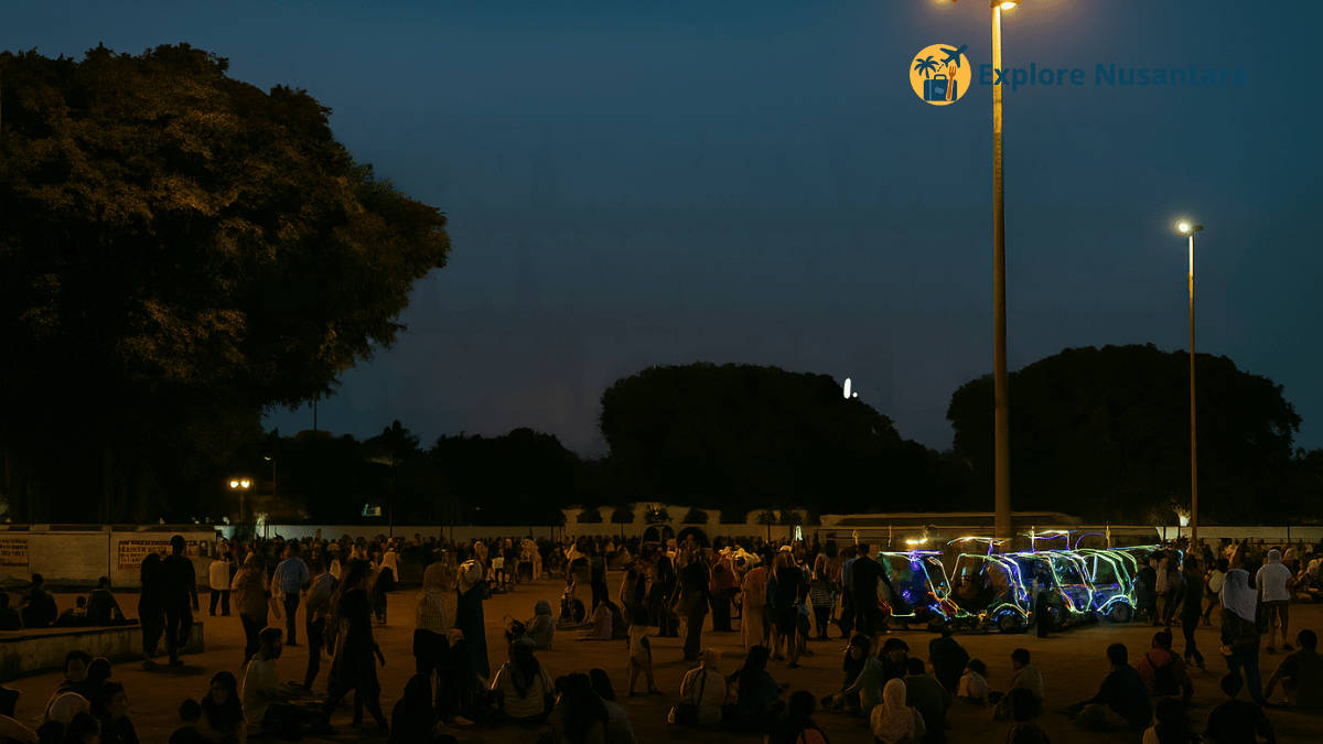 Sepeda lampu dan ramai pengunjung malam hari di Alkid Jogja