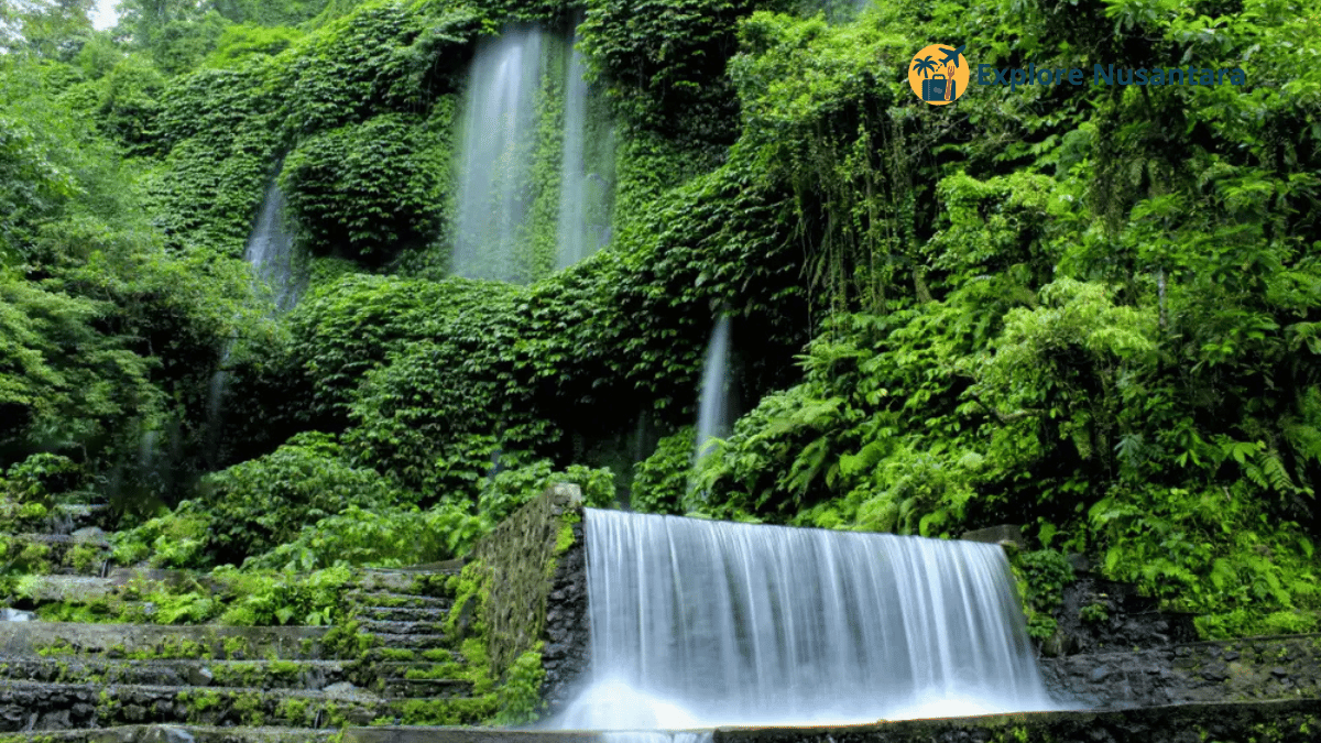 6 Wisata Air Terjun Epik 2025 - Air Terjun Benang Kelambu di Lombok yang mengalir lembut di antara tumbuhan hijau