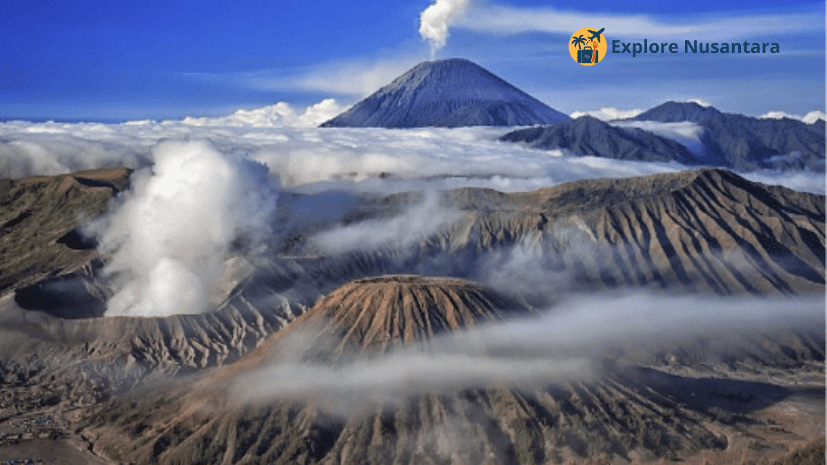 Pemandangan Gunung Bromo dan Semeru saat sunrise dari Penanjakan dengan kabut tebal destinasi wisata alam terbaik 2025