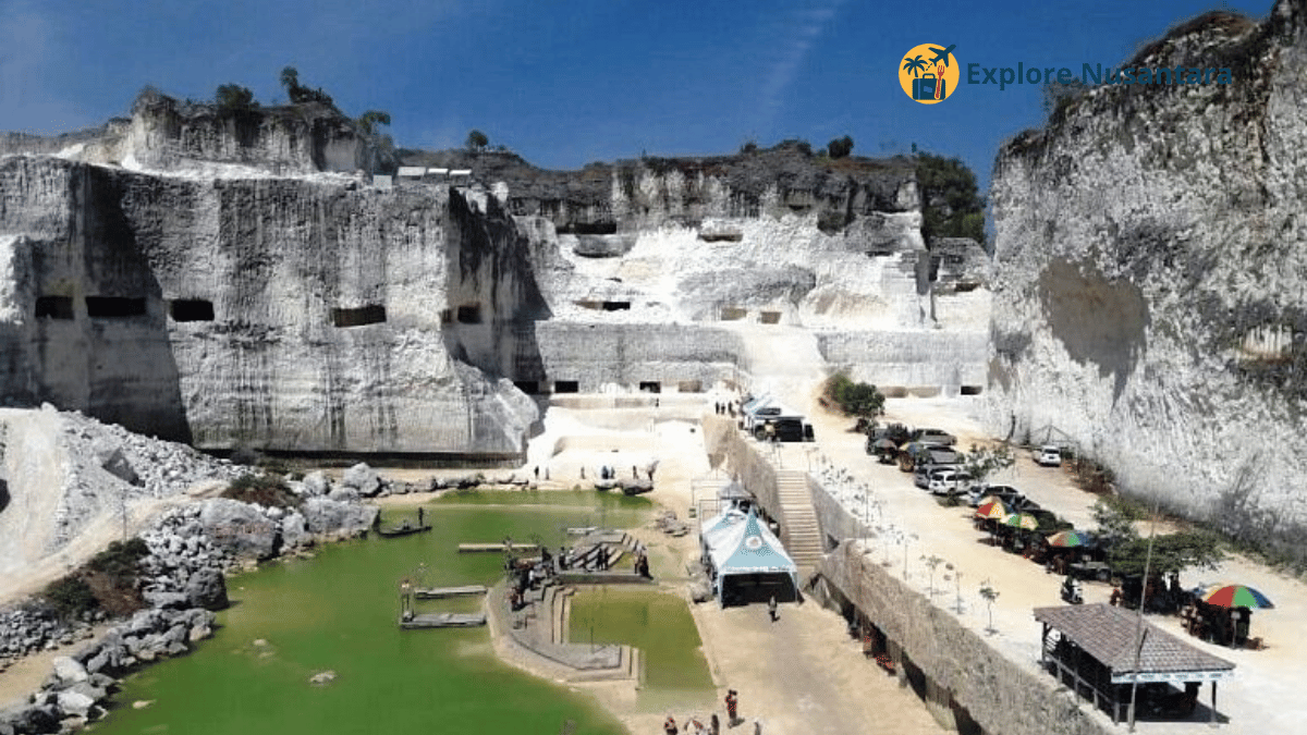 Bukit kapur putih tinggi dan kolam air hijau kebiruan di Bukit Jaddih Madura