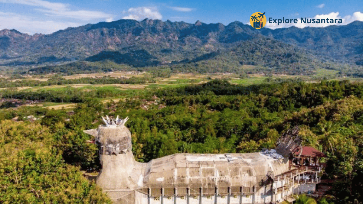 Bangunan gereja berbentuk ayam di Bukit Rhema dilihat dari ketinggian, dikelilingi hutan Tempat Healing Favorit 2025