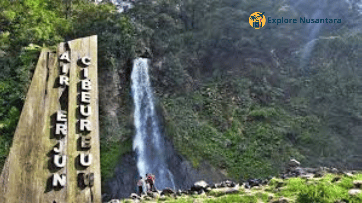 Tempat healing viral 2025 Curug Cibeureum dengan air terjun jernih dikelilingi pepohonan rindang di Sukabumi