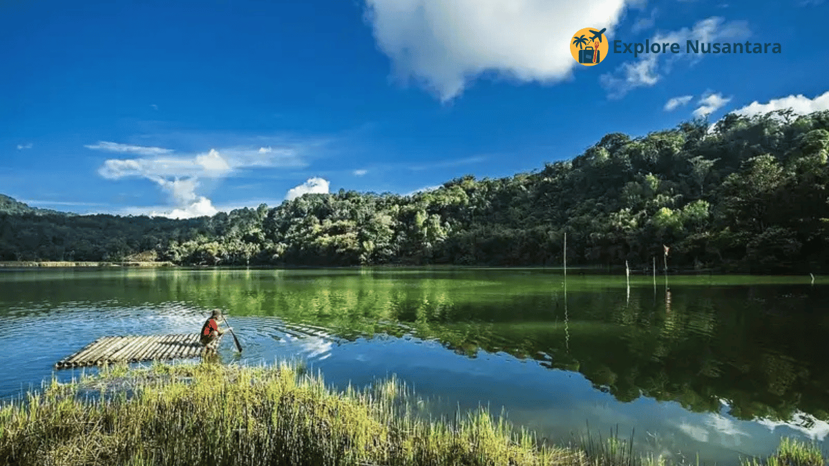 Danau Linow dengan warna air unik kehijauan dan pegunungan di latar belakang