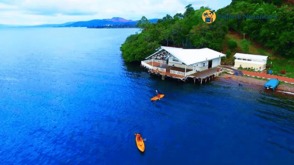 Tempat Sederhana Titik Balik Hidup, Danau Matano yang luas dan tenang dikelilingi pepohonan di Sulawesi Selatan
