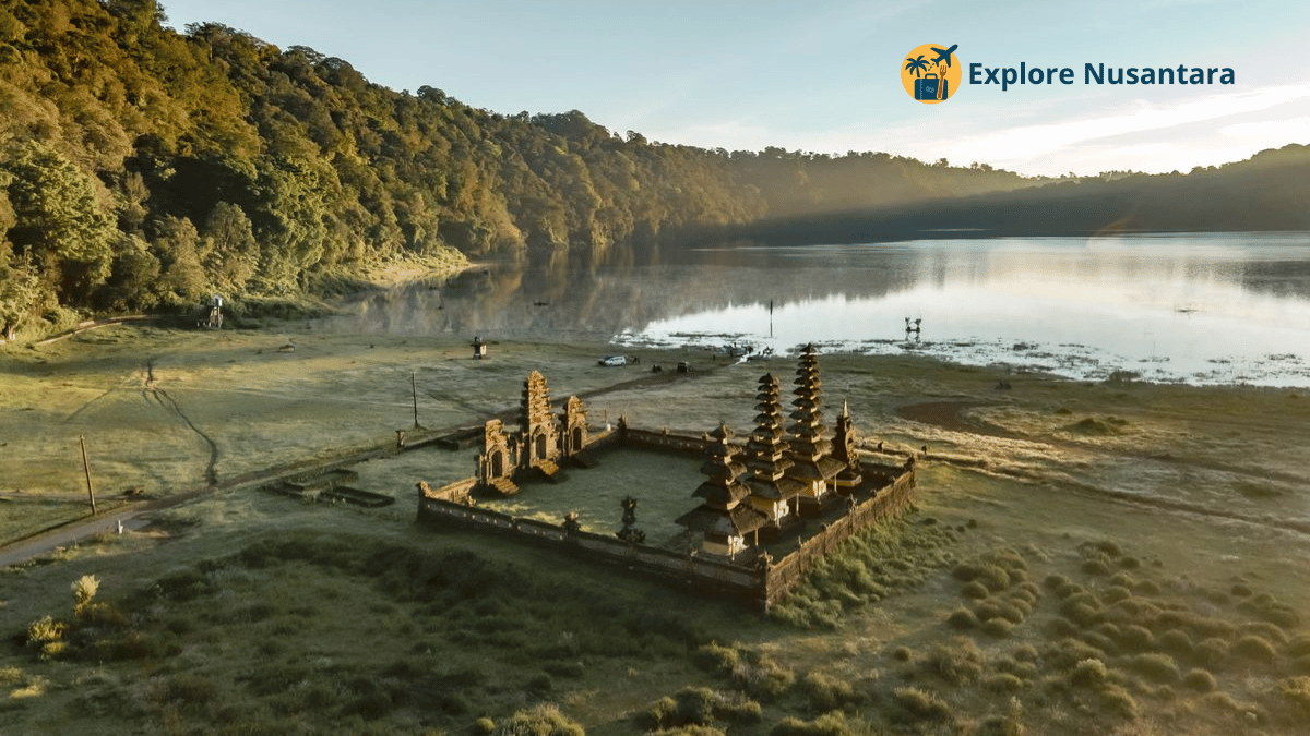 Tempat healing viral 2025 Danau Tamblingan yang tenang dikelilingi kabut pagi dan perahu tradisional