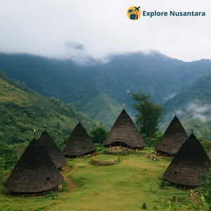 Pemandangan desa tradisional Wae Rebo di Nusa Tenggara Timur dengan rumah adat berbentuk kerucut di tengah perbukitan hijau berkabut.