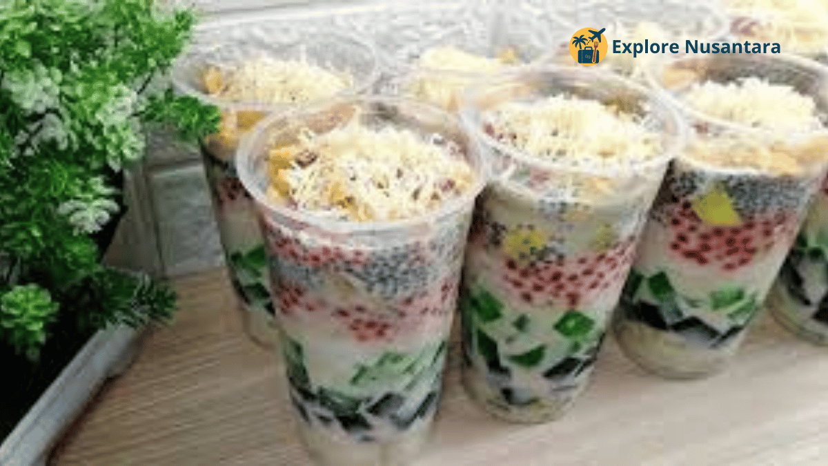 Makanan Nusantara Viral - Es teler kekinian dengan topping buah dan saus rahasia yang sedang viral