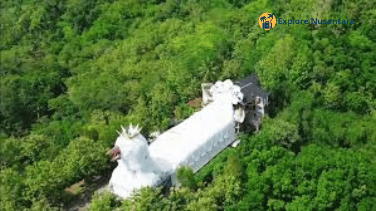Bangunan Gereja Ayam di atas Bukit Rhema dilihat dari samping