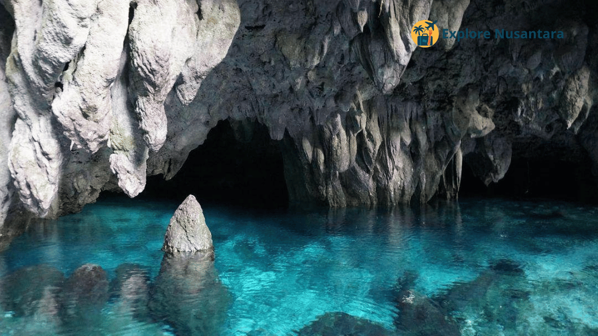 Hidden gem tenang dan alami - Goa Hawang dengan air jernih kebiruan di dalam gua karst Maluku Tenggara
