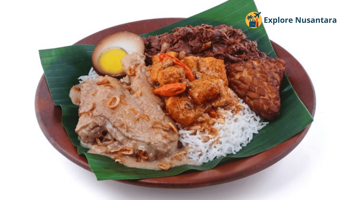 Makan khas kampung halaman - Gudeg Jogja lengkap dengan krecek, ayam suwir dan telur pindang