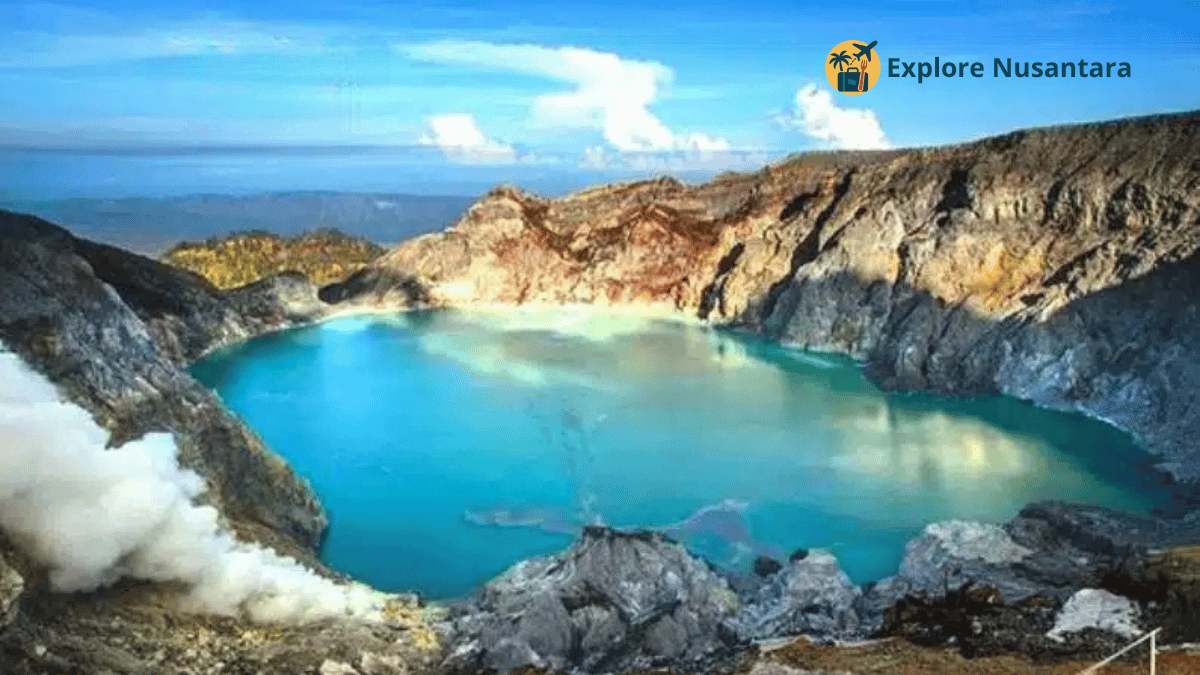 Blue fire dan danau asam di Kawah Ijen Banyuwangi dengan pendaki di latar depan destinasi wisata alam terbaik 2025