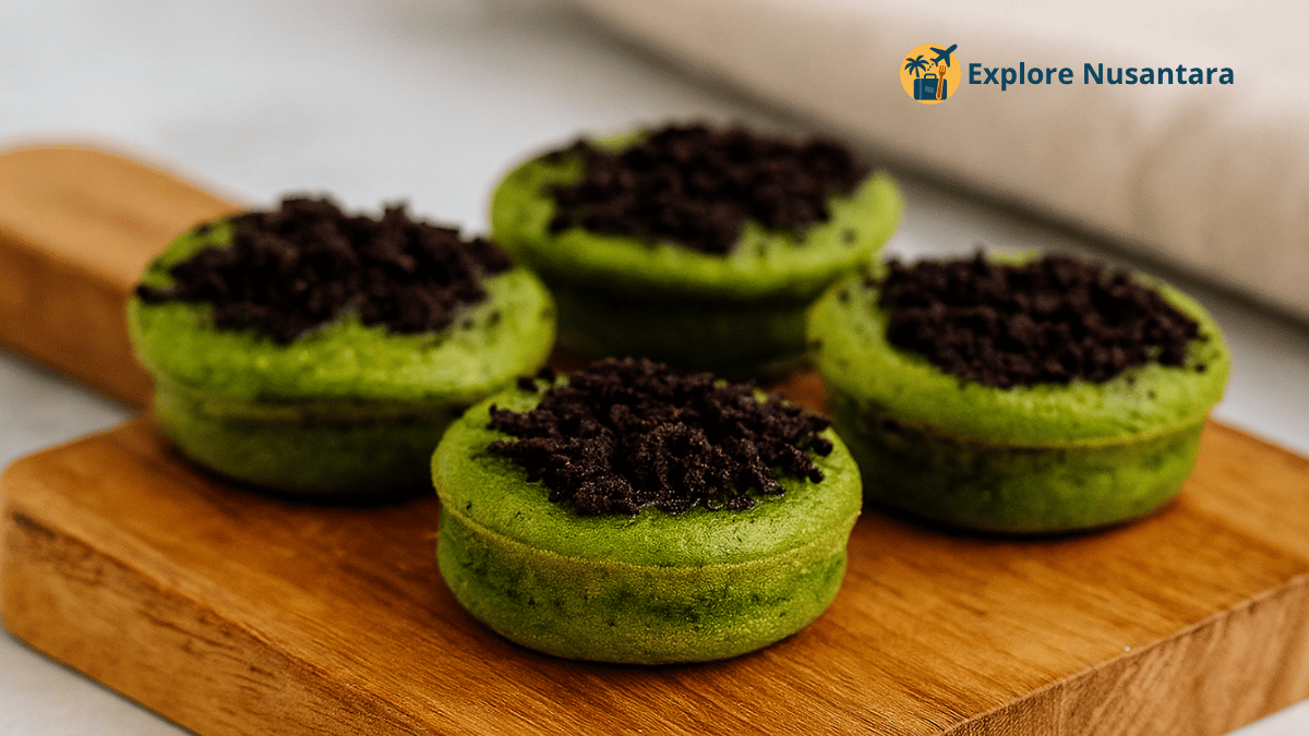 Kue cubit green tea topping Oreo yang disajikan di atas talenan kayu