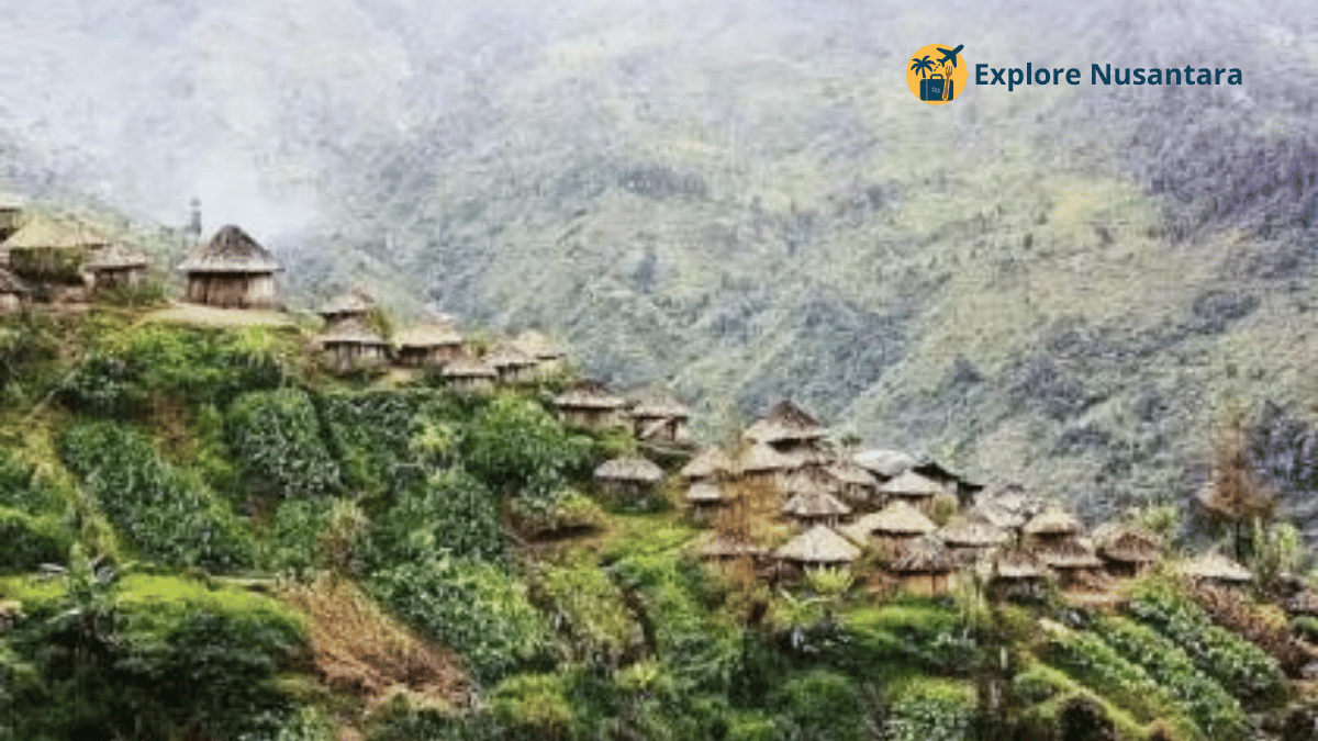 Lembah Baliem di Papua dengan hamparan hijau dan kabut di Pegunungan Jayawijaya