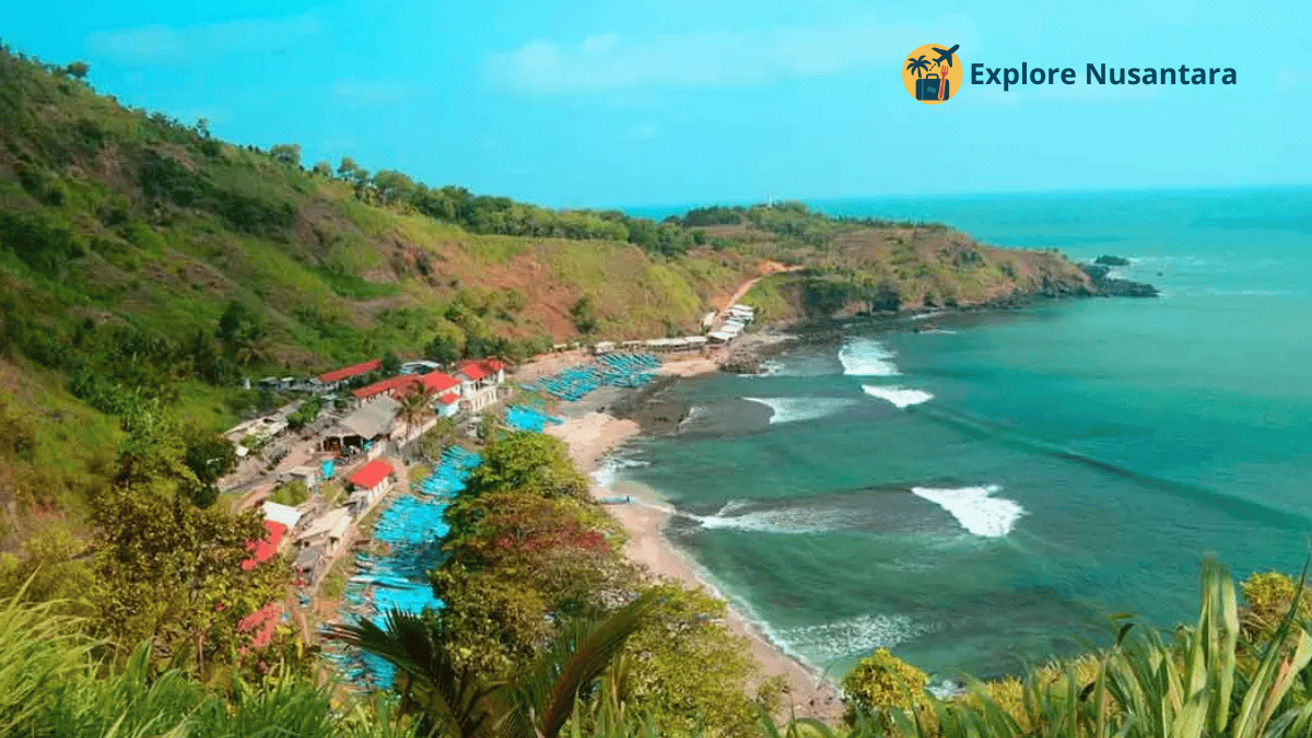 Pantai Menganti dari atas tebing dengan ombak tenang dan langit biru luas, Tempat Sederhana Titik Balik Hidup