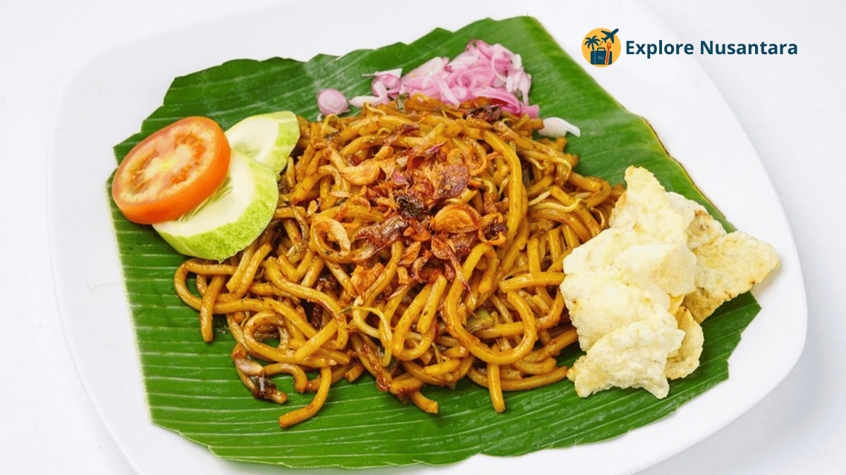 Makan khas kampung halaman Mie Aceh goreng pedas dengan potongan daging dan acar