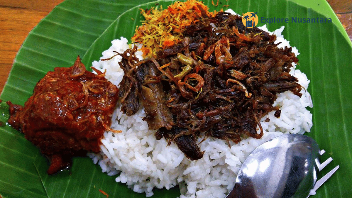 Makanan Nusantara Viral - Nasi Krawu khas Madura dengan lauk rempah dan sambal pedas