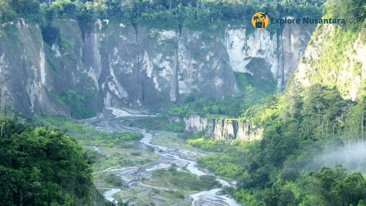 Ngarai Sianok di pagi hari dengan lembah hijau, sungai dan kabut tipis