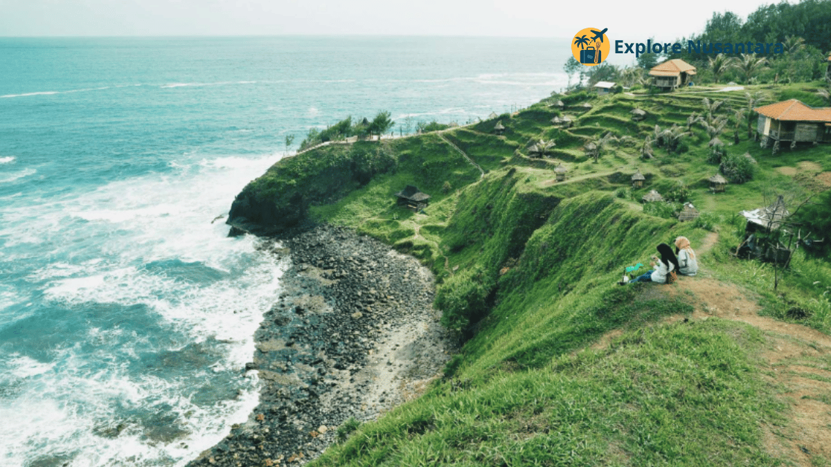 Pantai Menganti dengan pasir putih, tebing hijau, dan laut biru luas