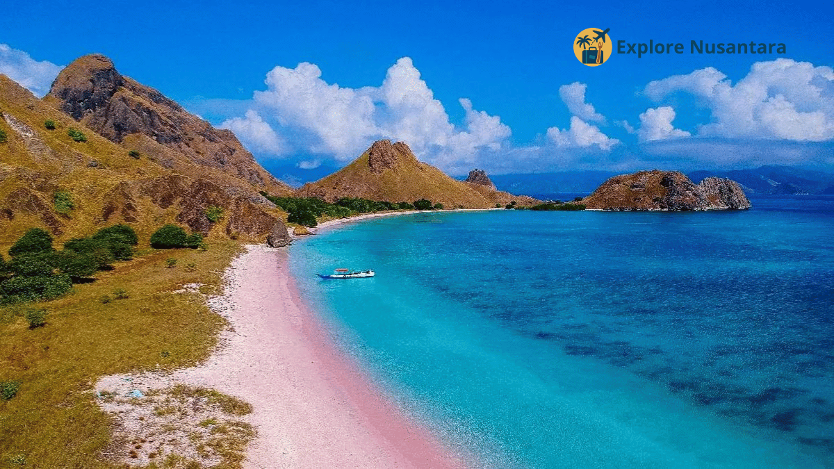 Pantai dengan pasir berwarna pink di Labuan Bajo