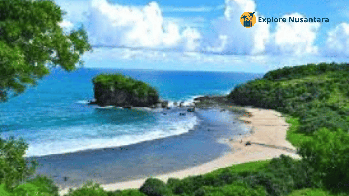 Hidden Gem tropis untuk healing - Pantai Wediombo dengan hamparan pasir putih dan laguna alami di Yogyakarta