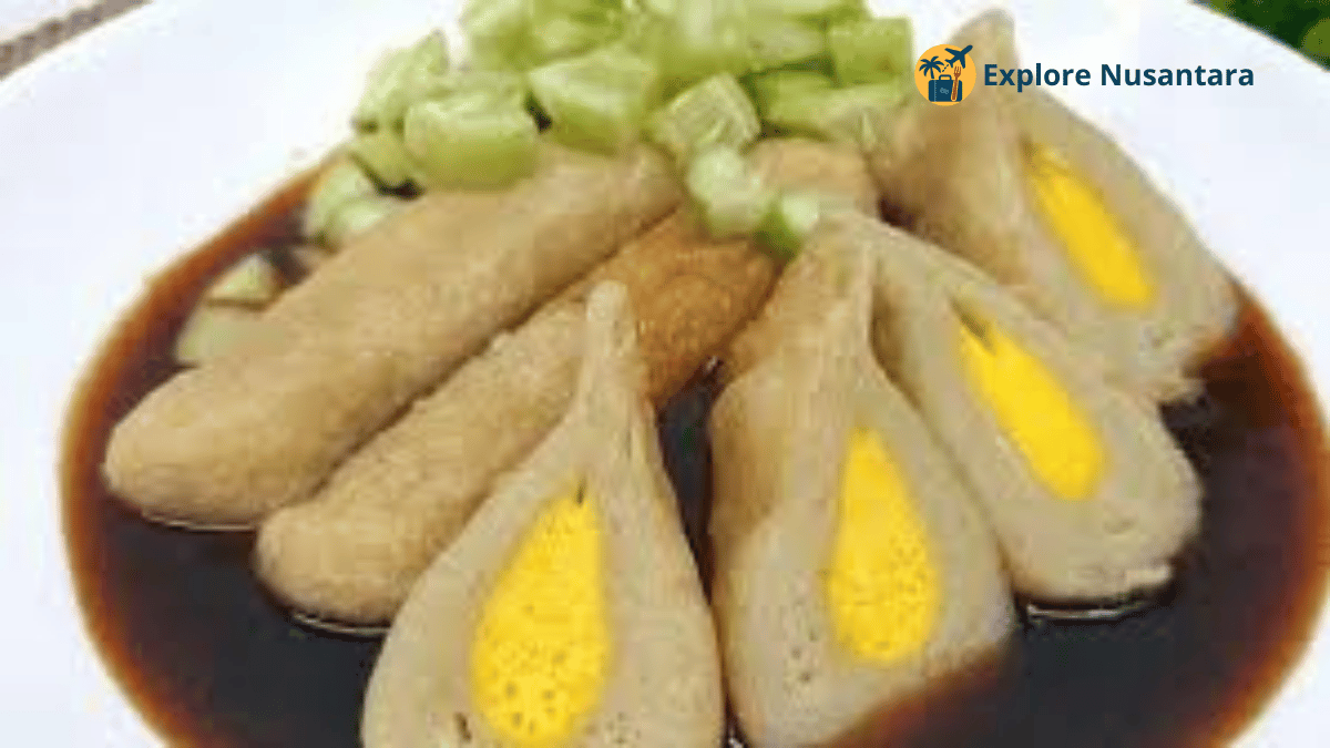 Pempek kapal selam dengan kuah cuko khas Palembang