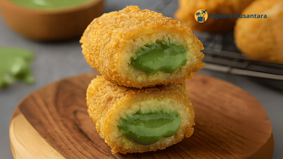 Pisang goreng isi selai srikaya dan topping matcha yang viral di 2025