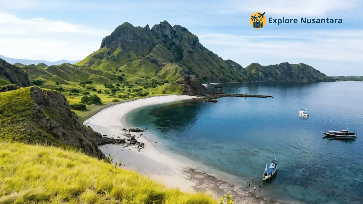 destinasi wisata alam terbaik 2025 Pemandangan bukit Pulau Padar dan laut biru dari atas drone