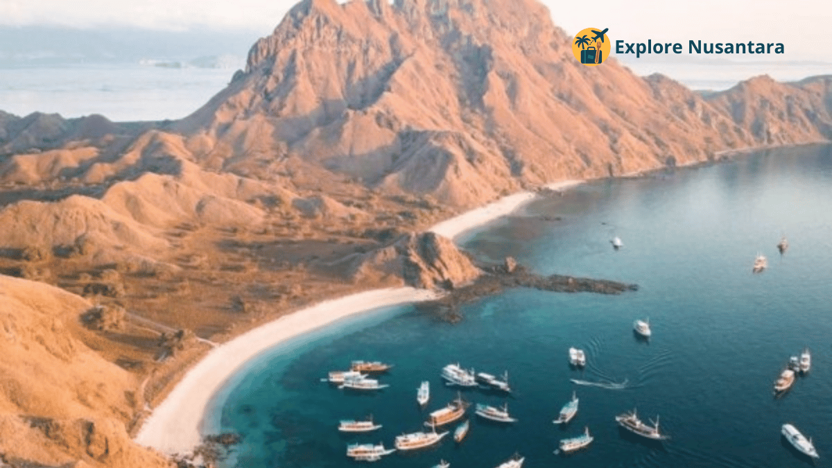 Pulau Padar dengan bukit-bukit hijau dan laut biru