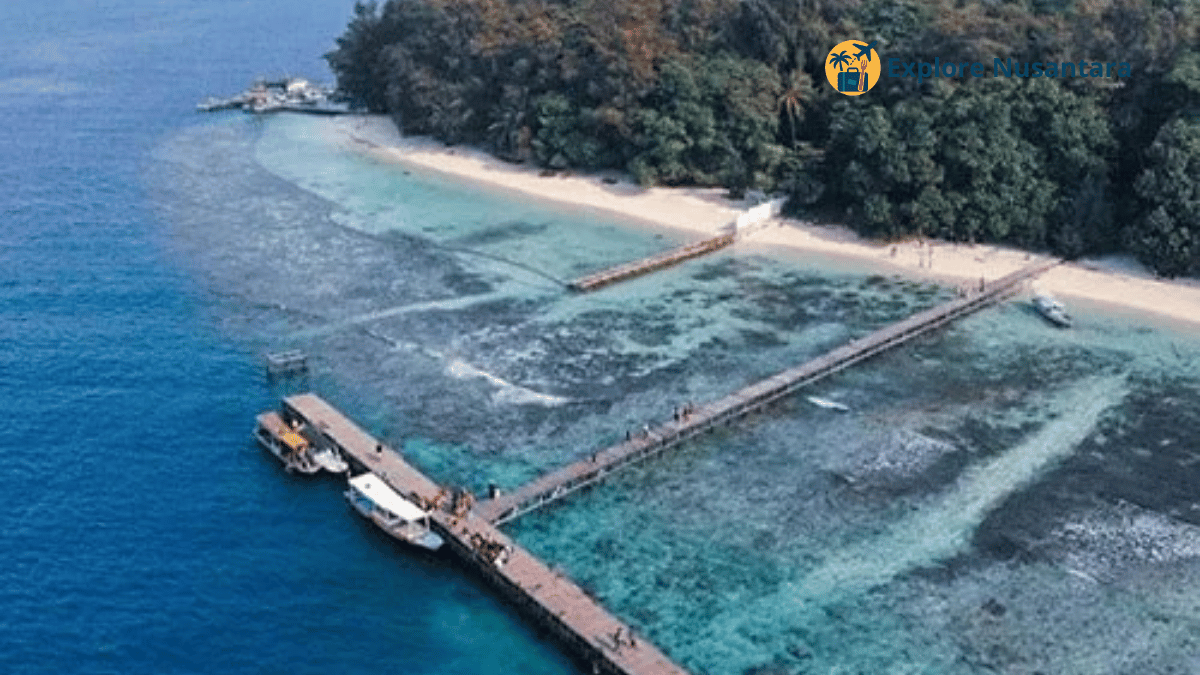 Liburan Seru Pulau Seribu - Pantai berpasir putih dan perairan jernih di Pulau Sepa