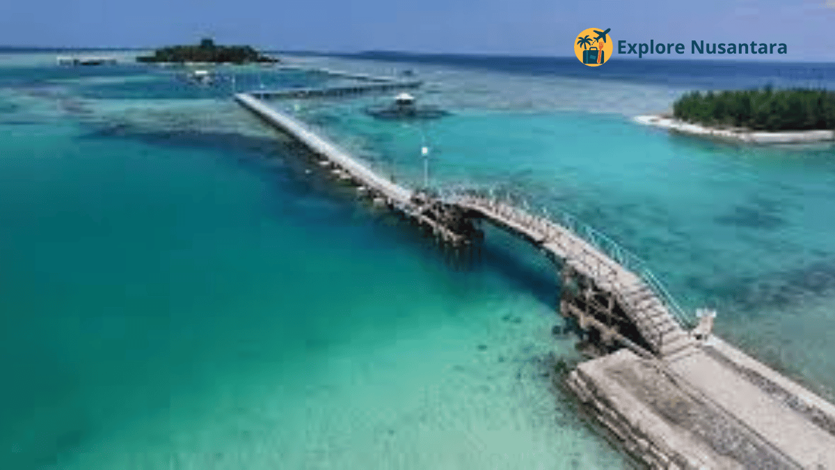 Jembatan cinta di Pulau Tidung dengan pemandangan laut biru yang memukau