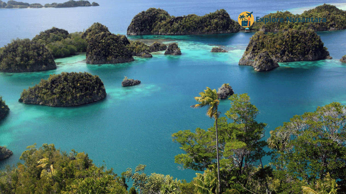 destinasi wisata alam terbaik 2025 - View Wayag di Raja Ampat dengan gugusan pulau karst dan laut biru toska