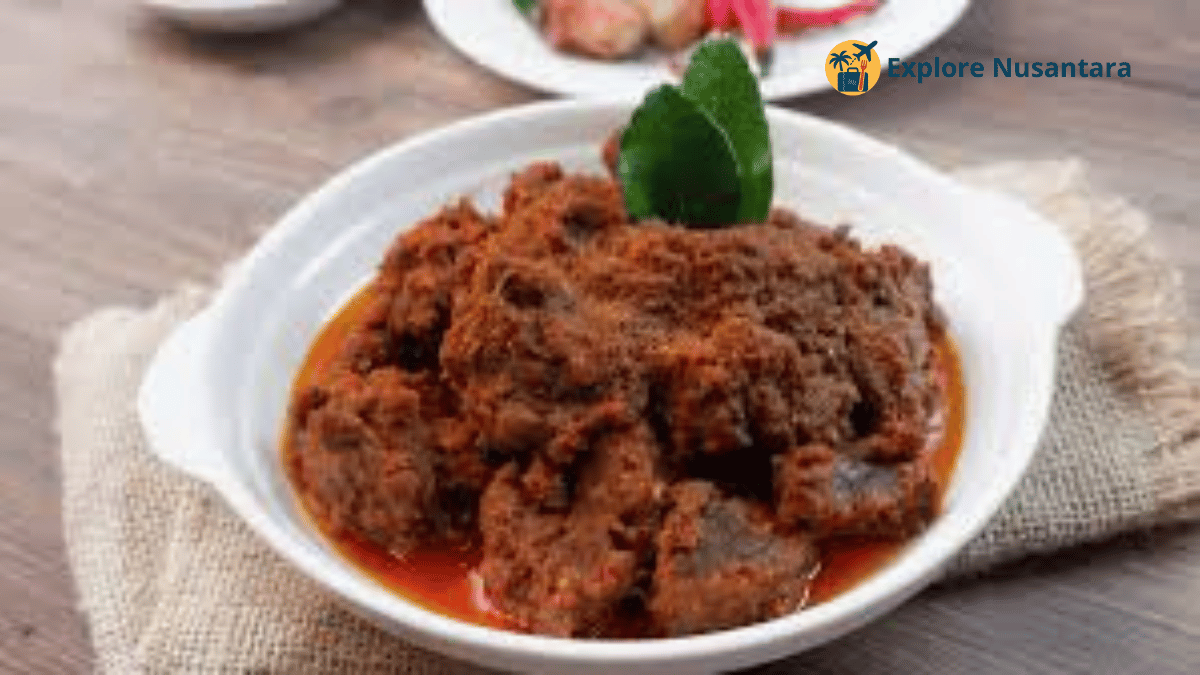 Makanan khas kampung halaman asal Minang: Rendang Padang daging sapi dengan bumbu rempah kental Makan khas kampung halaman