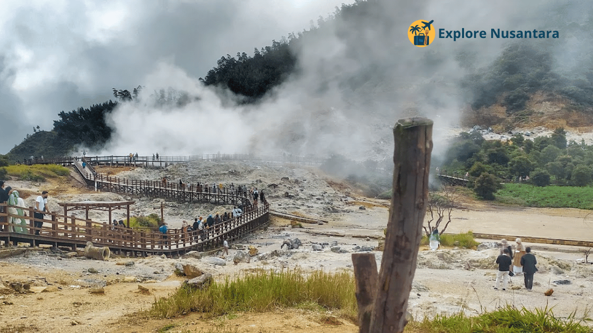 Perjalanan darat dari Yogyakarta melewati Borobudur menuju Dieng dengan latar perbukitan dan kabut