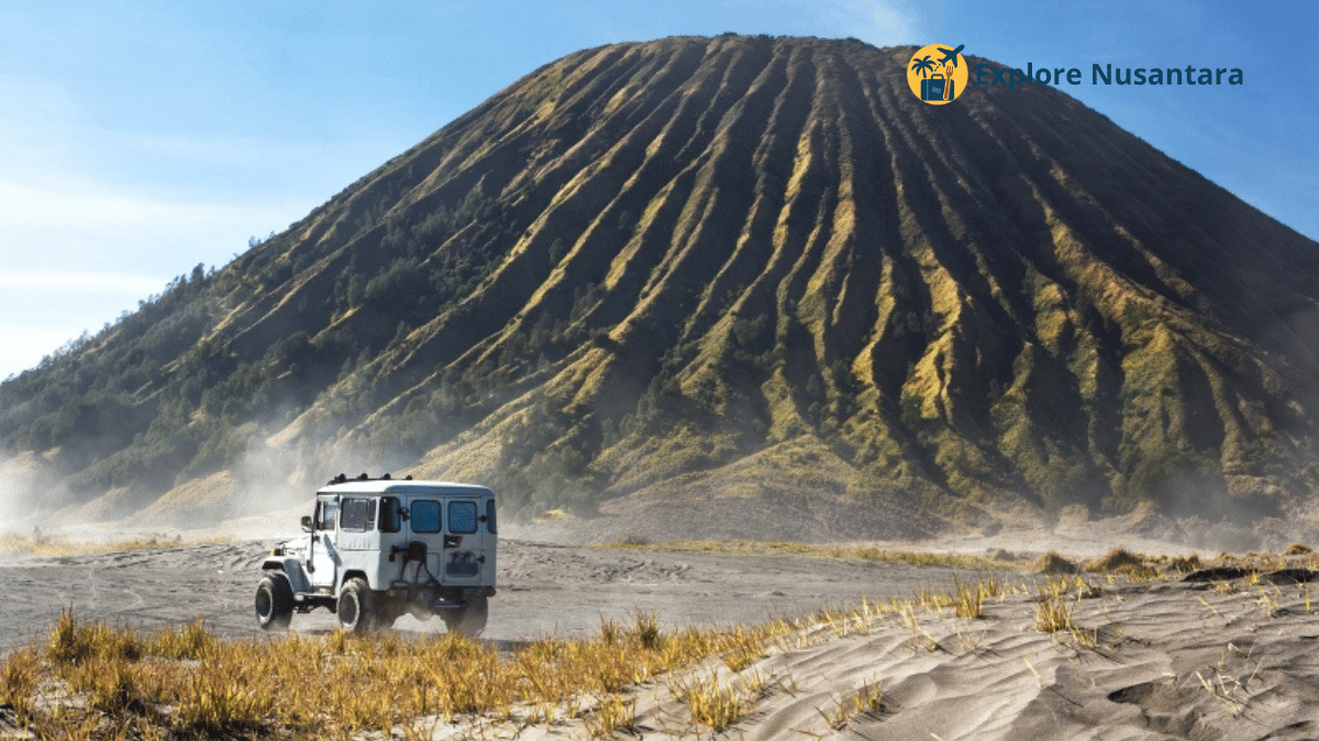 Mobil melintasi jalur pasir Gunung Bromo dari arah Tumpang menuju Lumajang