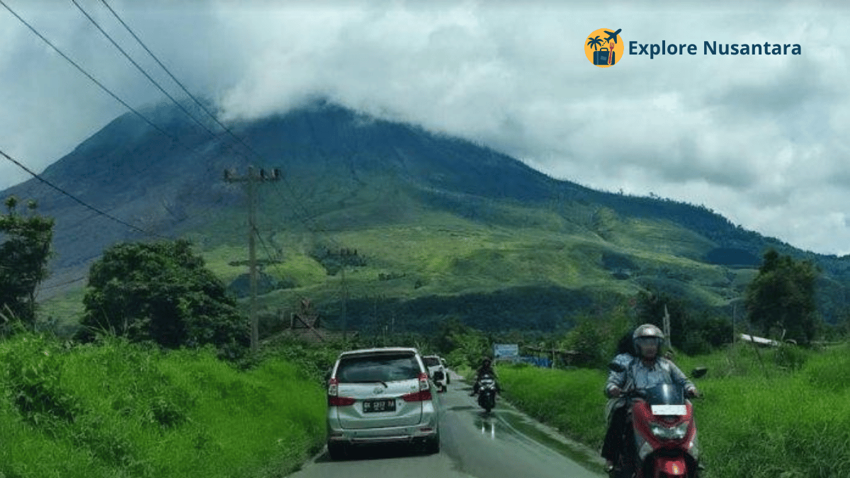 road trip terbaik Indonesia 2025 Panorama sepanjang jalur road trip Sumatera 2025 Mobil melintasi jalur hijau Medan menuju Berastagi dan Danau Toba dengan latar pegunungan dan danau luas road trip terbaik Indonesia 2025
