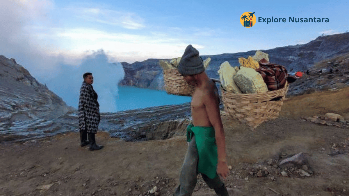 Mobil melewati jalur hijau dengan latar Gunung Ijen dalam perjalanan Surabaya menuju Banyuwangi via Bondowoso road trip terbaik Indonesia 2025