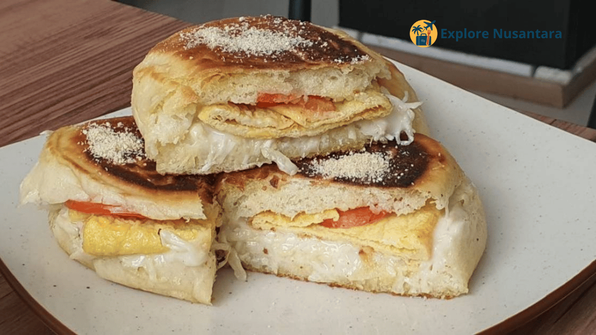Roti bakar dengan topping telur asin yang sedang viral dan digemari banyak orang