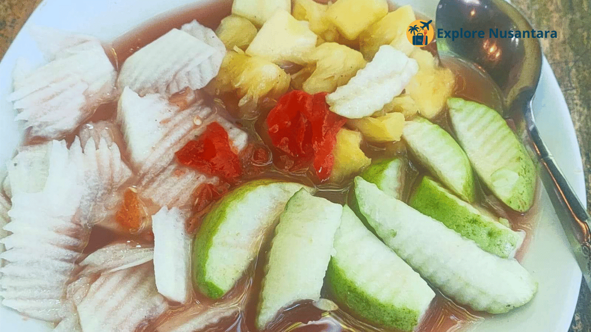 Kuliner Khas Bali 2025 - Rujak Kuah Pindang khas Bali dengan buah segar dan kuah ikan