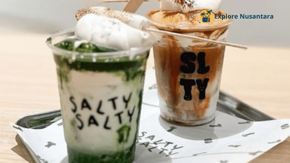 Salty matcha dengan topping cheese foam di gelas bening