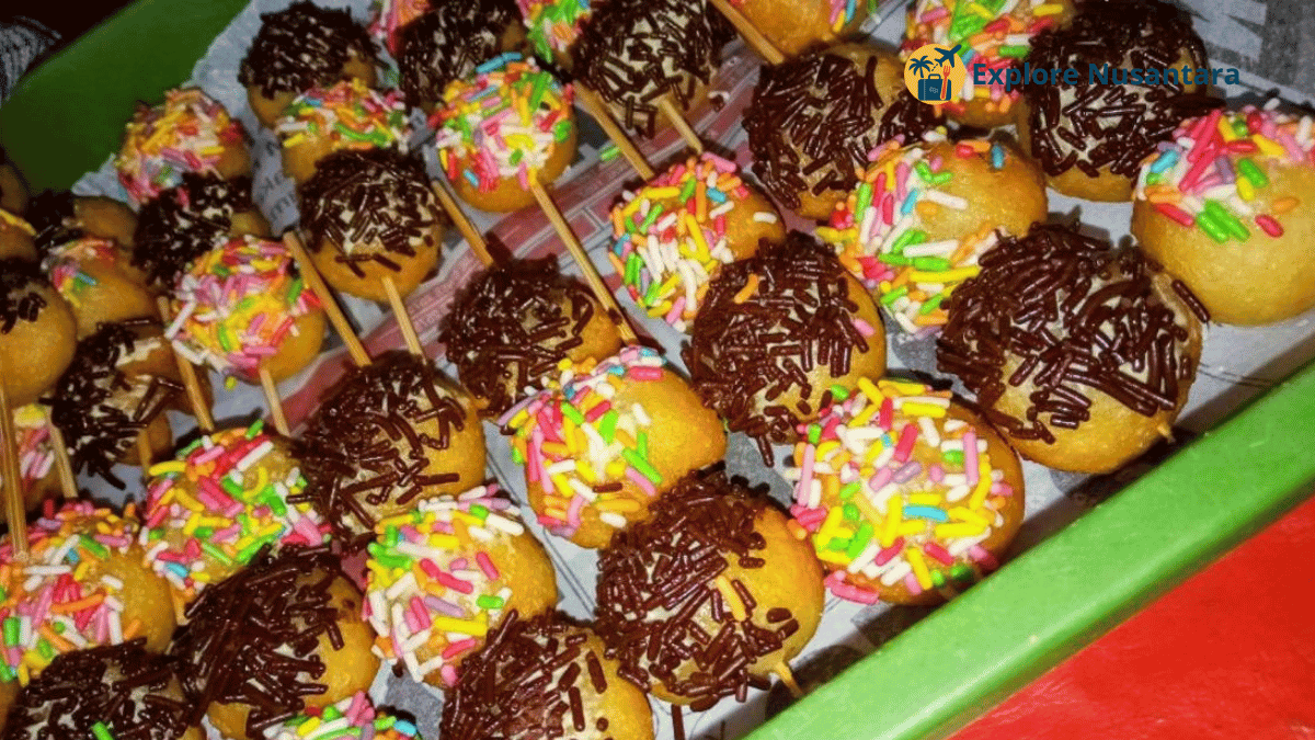 Gambar Sate Donat yang viral di tahun 2025, disajikan dengan cara kekinian dan menggugah selera