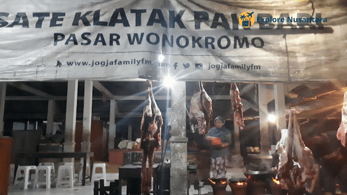 Warung Pak Bari malam hari di Pasar Wonokromo