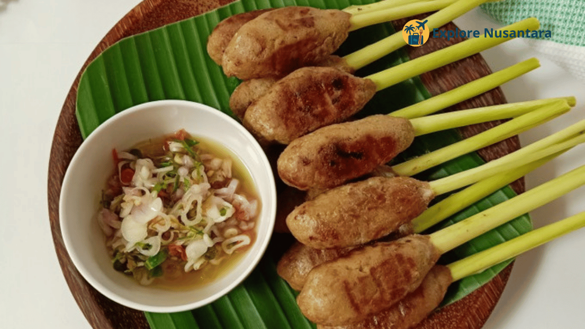 Kuliner Khas Bali 2025 Sate Lilit Ikan Tuna khas Bali yang disajikan di Sanur
