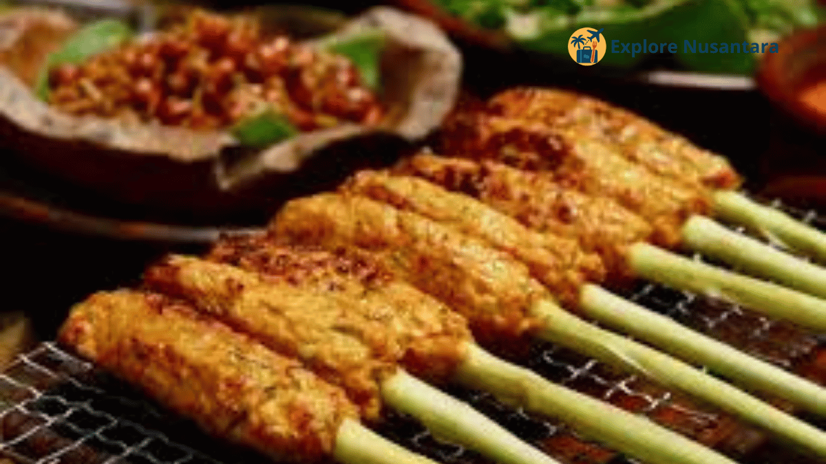 Sate lilit khas Bali dililit di batang serai dengan sambal matah
