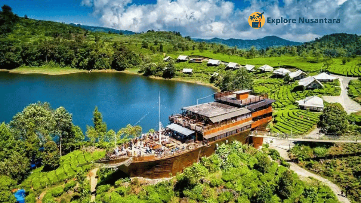 Tempat Healing Favorit 2025, Pemandangan danau Situ Patenggang dengan kabut pagi dan hutan pinus di Ciwidey