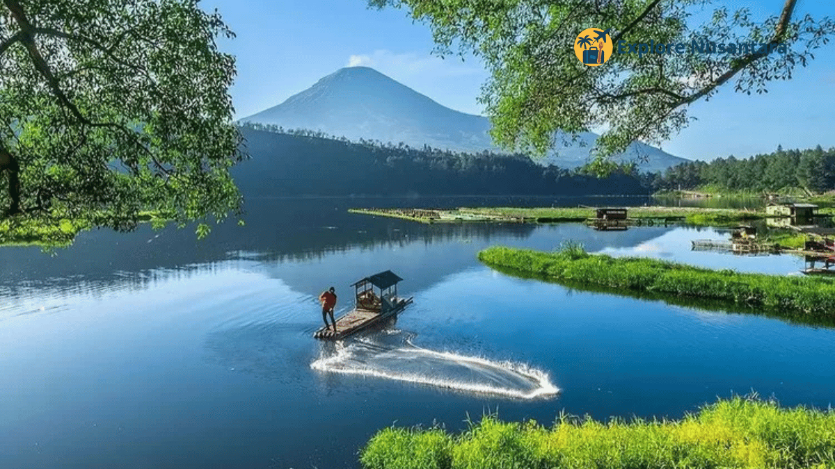 Telaga Menjer dengan air hijau kebiruan dan latar perbukitan di Wonosobo