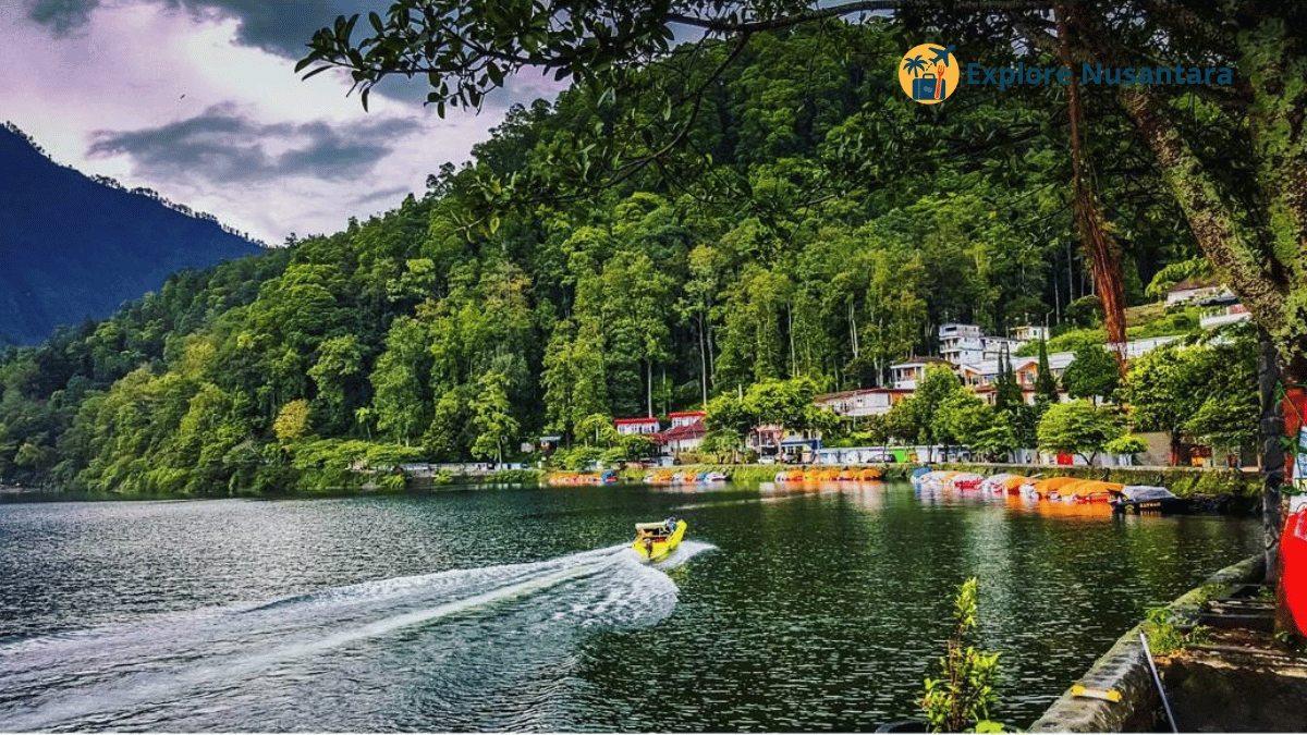 Telaga Sarangan dengan perahu kayu dan latar pegunungan Lawu