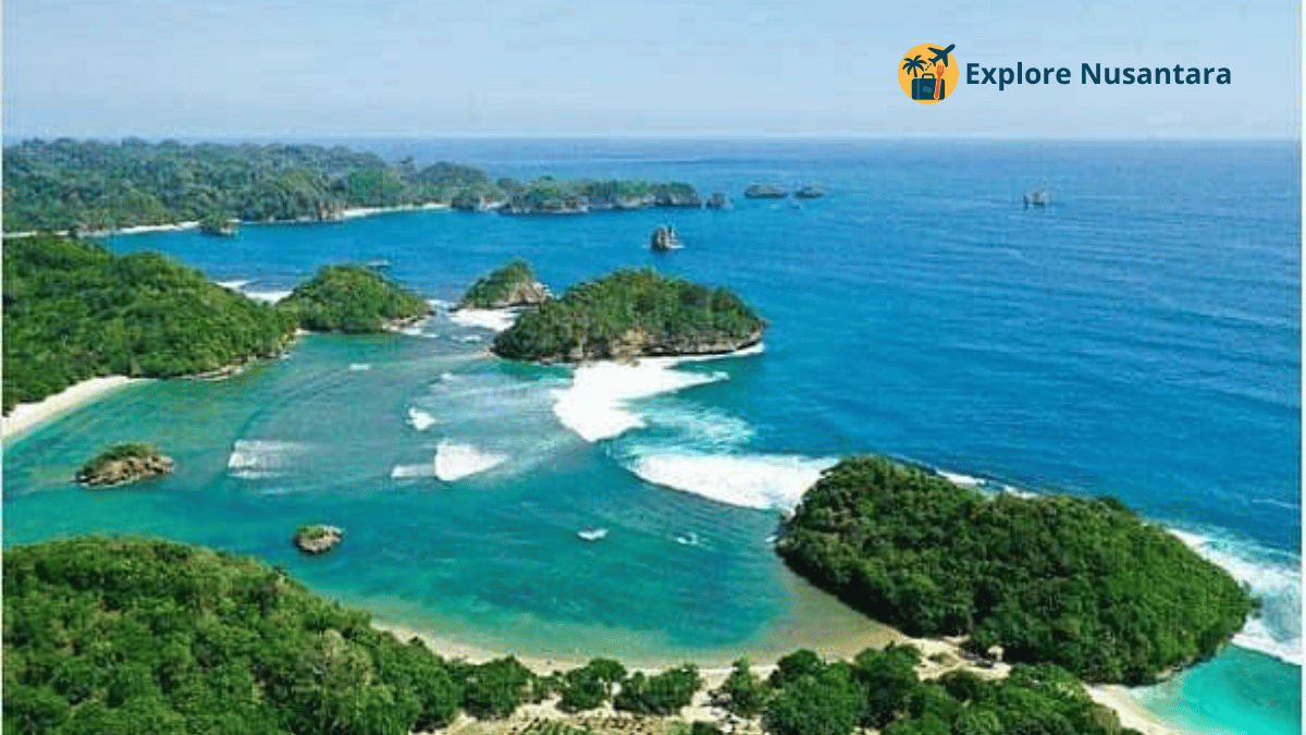 Hidden gem wisata alam tersembunyi - Teluk Asmara dengan pulau-pulau kecil yang menghiasi laut biru di Malang Selatan